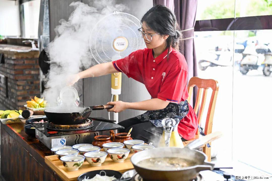 全网追的“扁担女孩”,找了一份暑假工,时薪12元 - 临沧生活资讯 - 临沧28生活网 lincang.28life.com